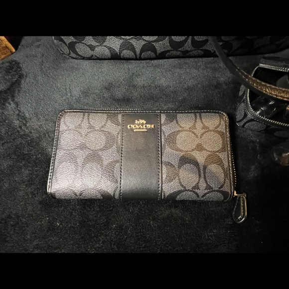 Authenticated Coach Purse, Wallet, Mini ID Case & Pill Case Collection XListed - Picture 4 of 9